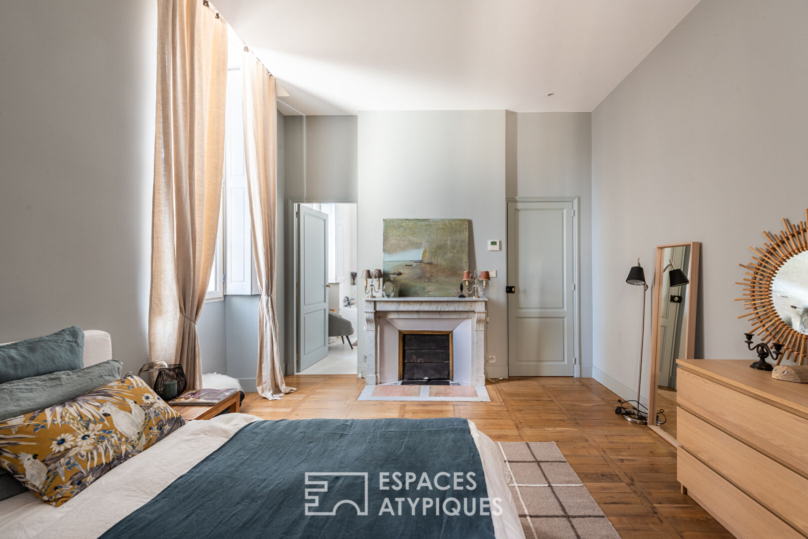 Bel appartement bourgeois rénové avec cour privative