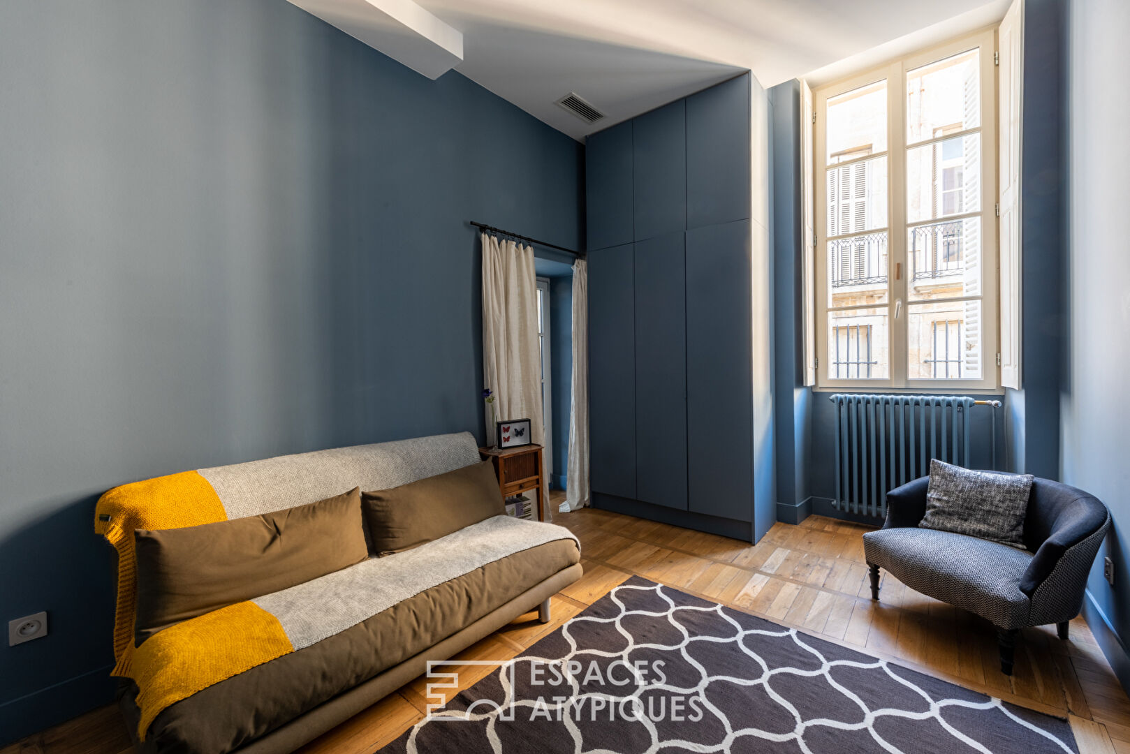 Bel appartement bourgeois rénové avec cour privative