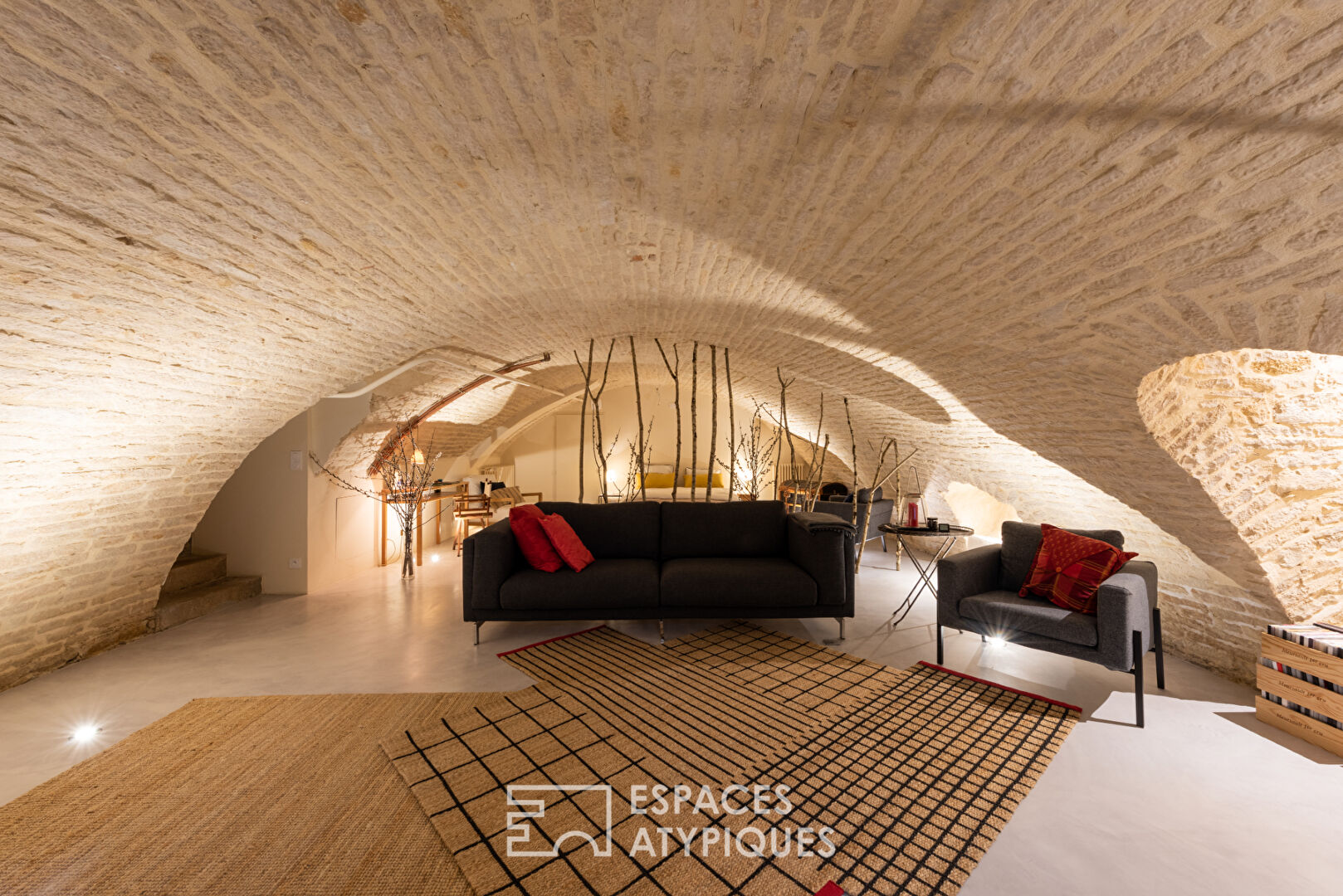 Bel appartement bourgeois rénové avec cour privative