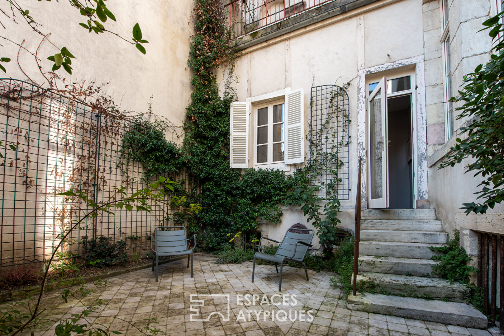 Bel appartement bourgeois rénové avec cour privative