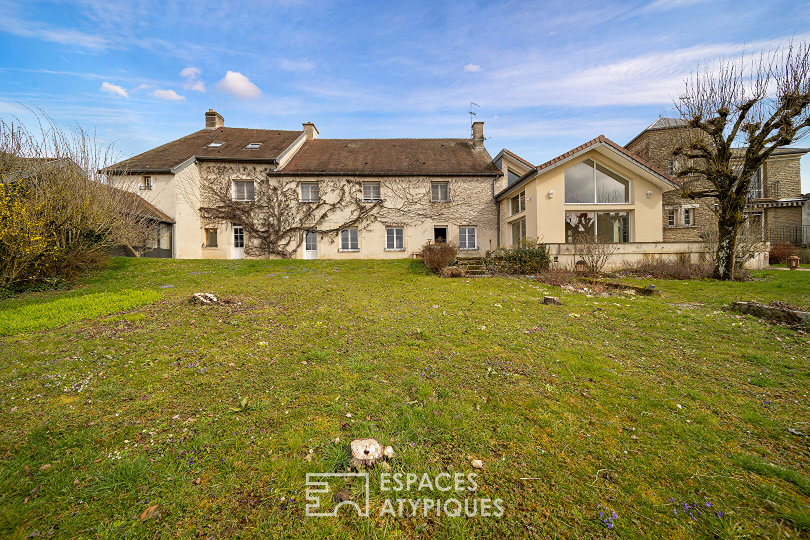 Exceptional property with swimming pool and guest house