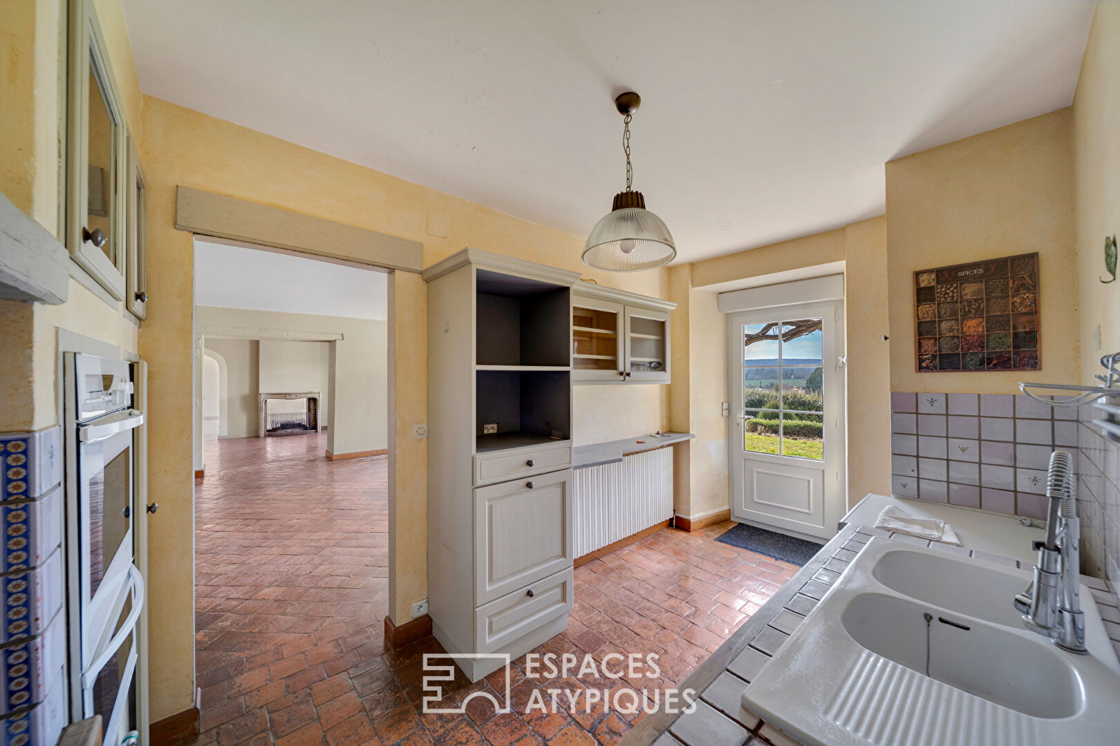 Exceptional property with swimming pool and guest house