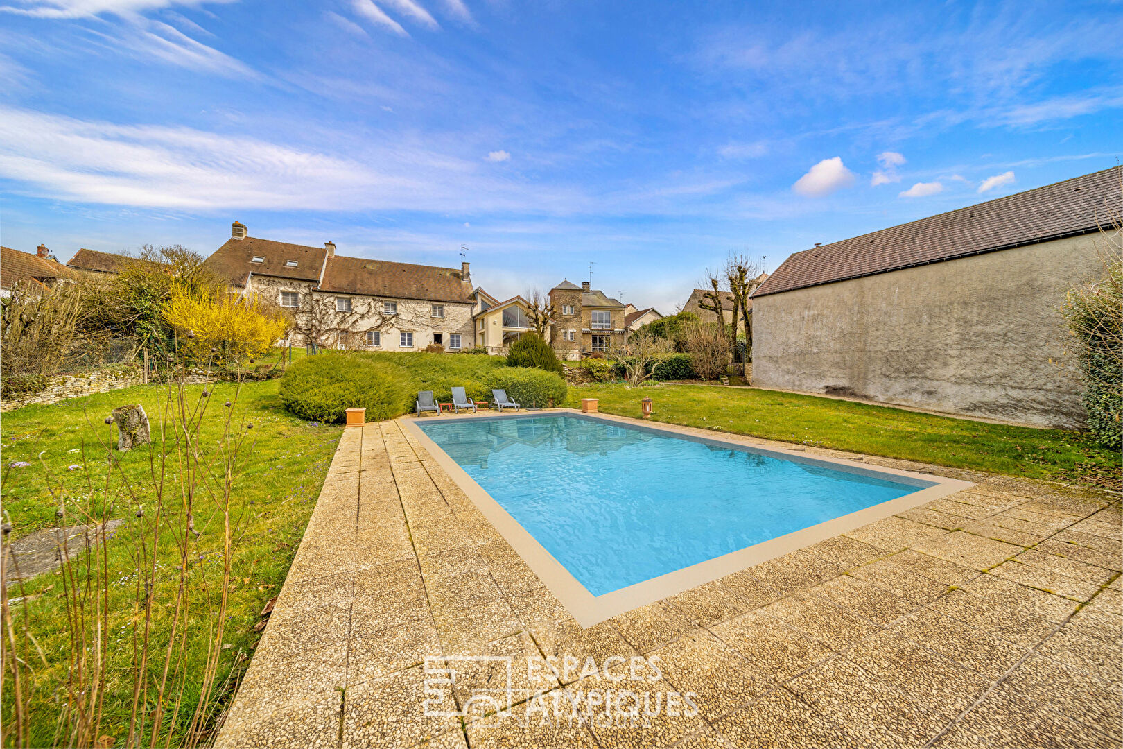 Exceptional property with swimming pool and guest house
