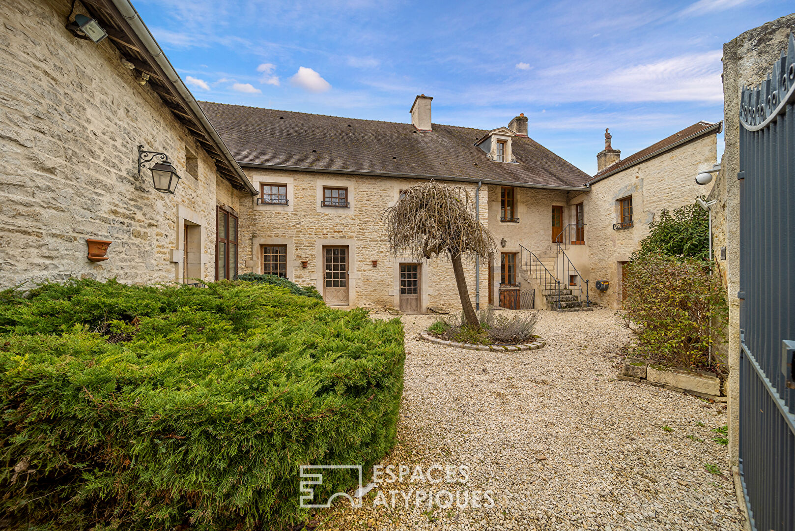 Exceptional property with swimming pool and guest house