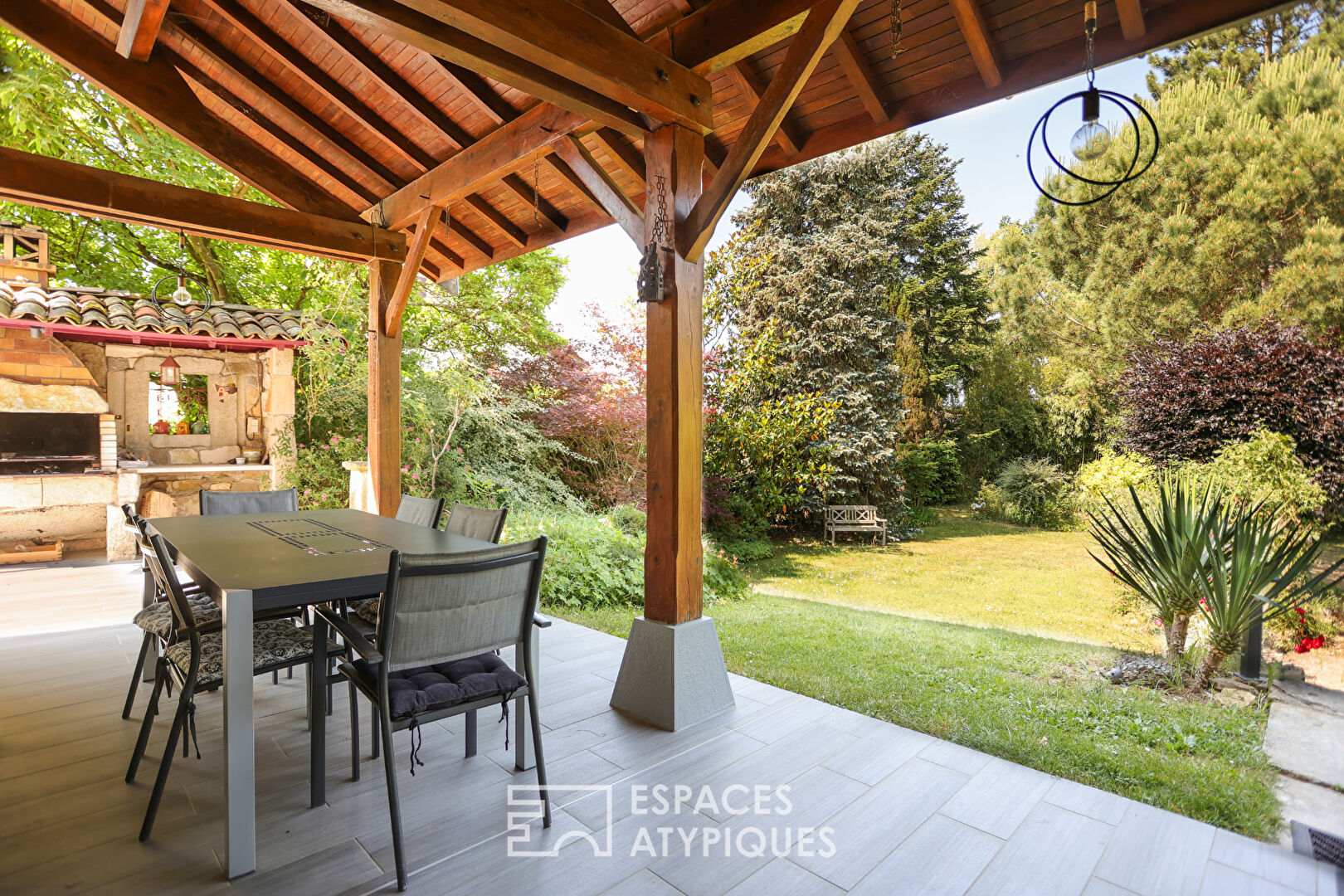 Maison familiale dans son écrin de verdure