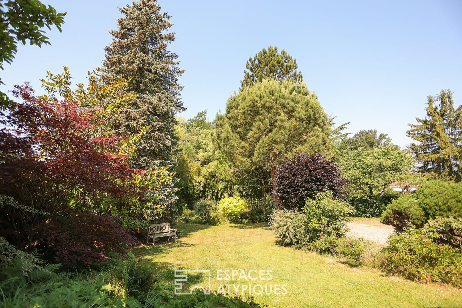 Maison familiale dans son écrin de verdure