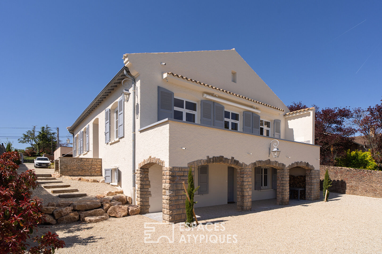 An atypical property between tradition and modernity