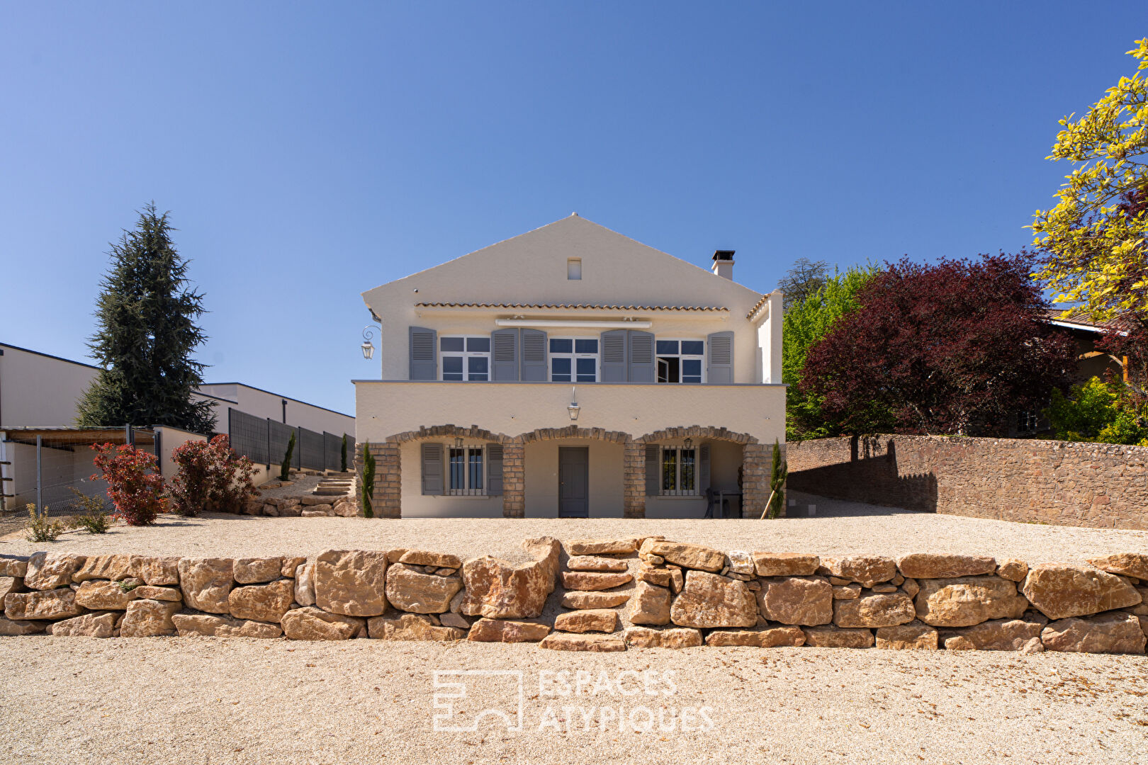 An atypical property between tradition and modernity