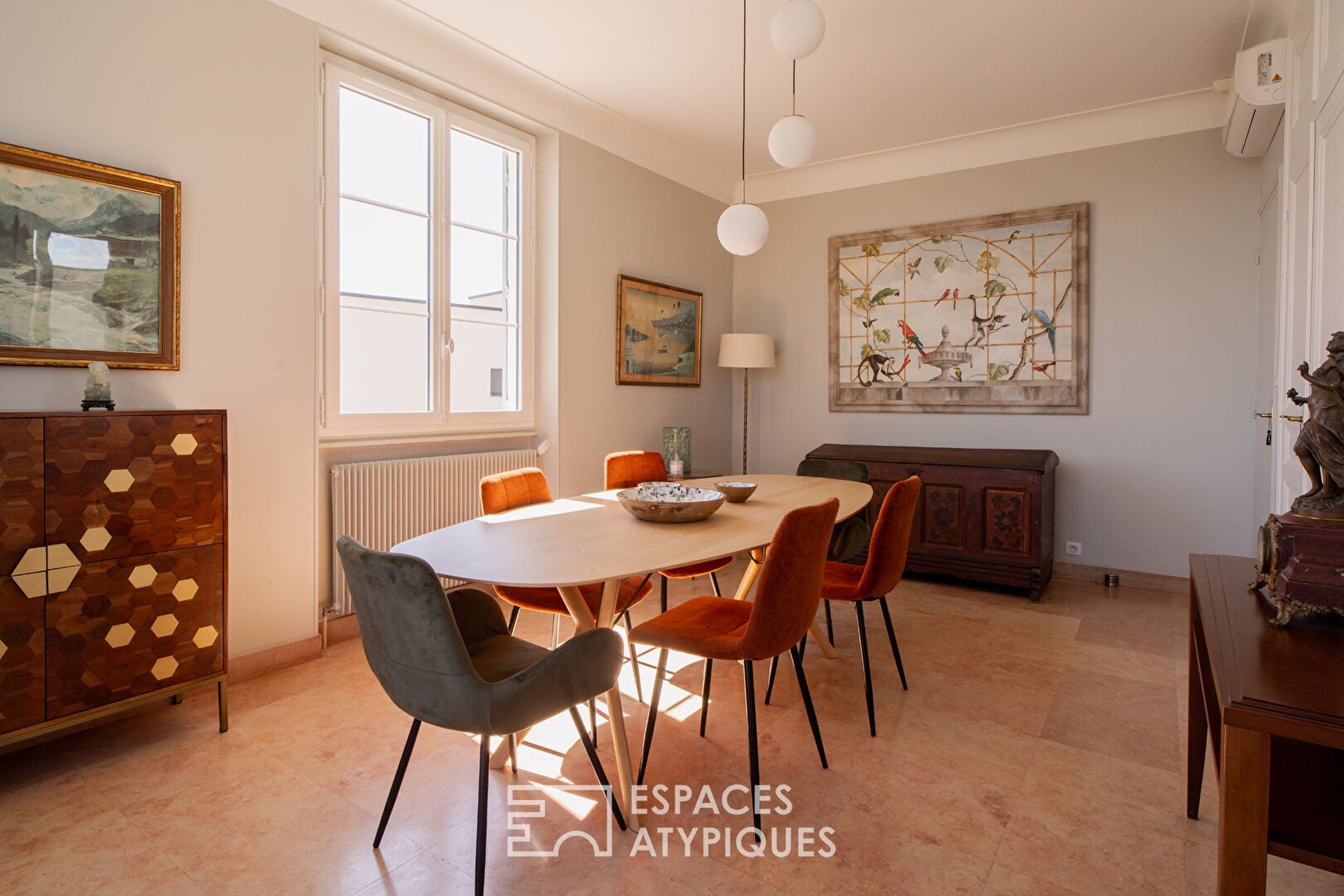 An atypical property between tradition and modernity