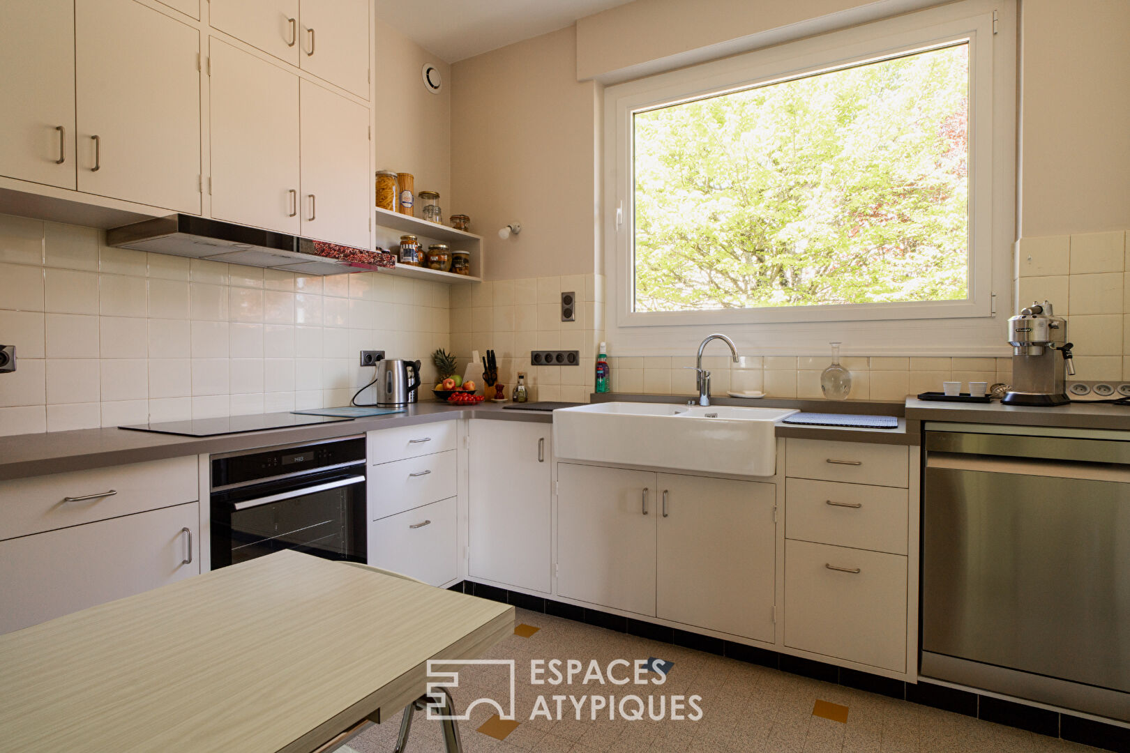 An atypical property between tradition and modernity