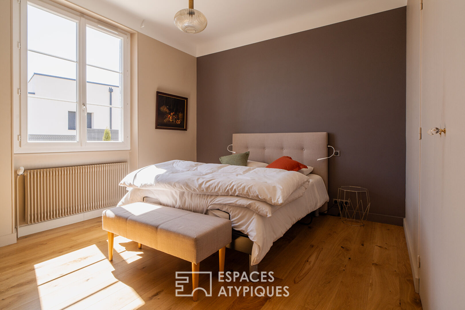 An atypical property between tradition and modernity