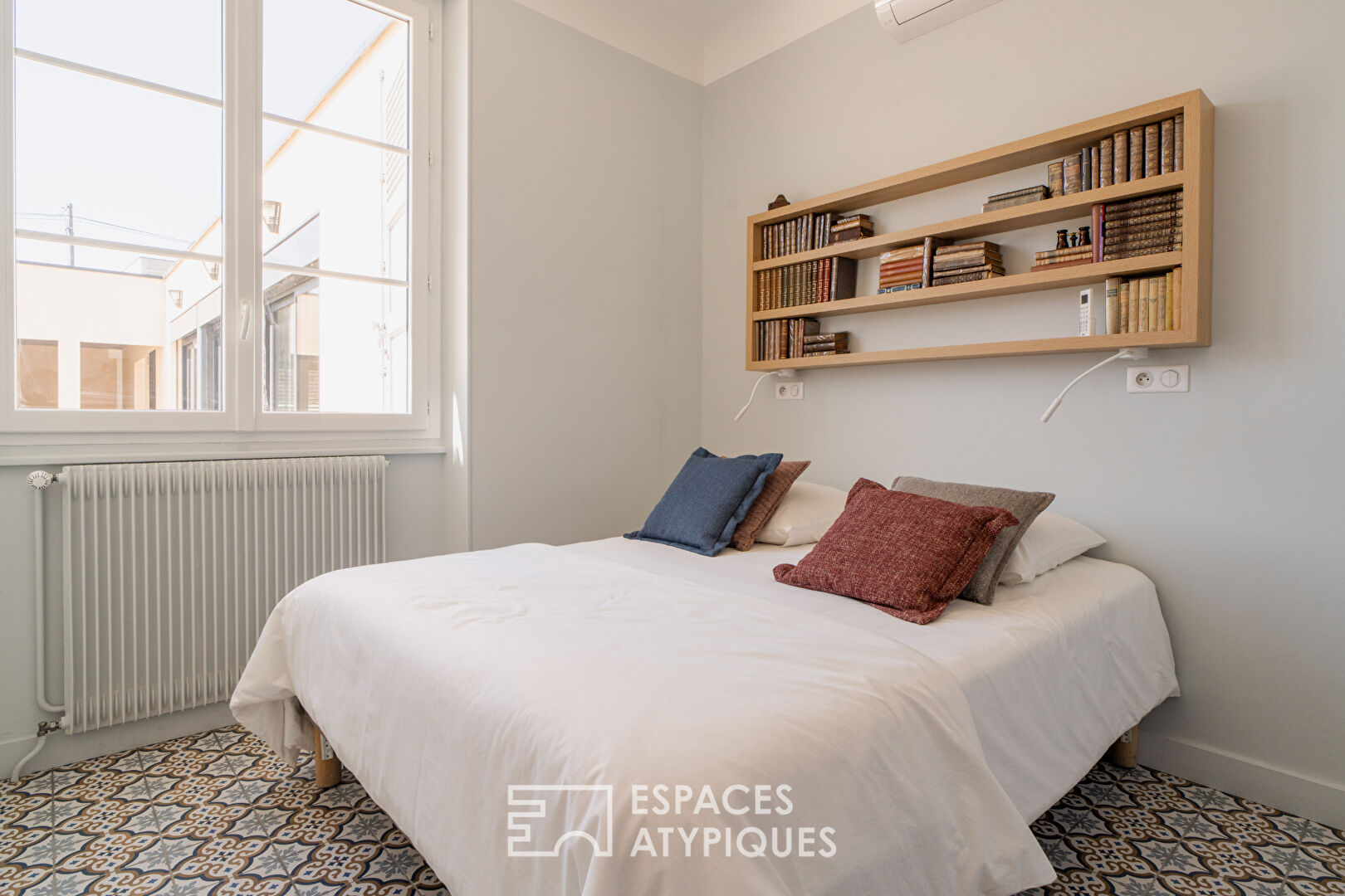 An atypical property between tradition and modernity
