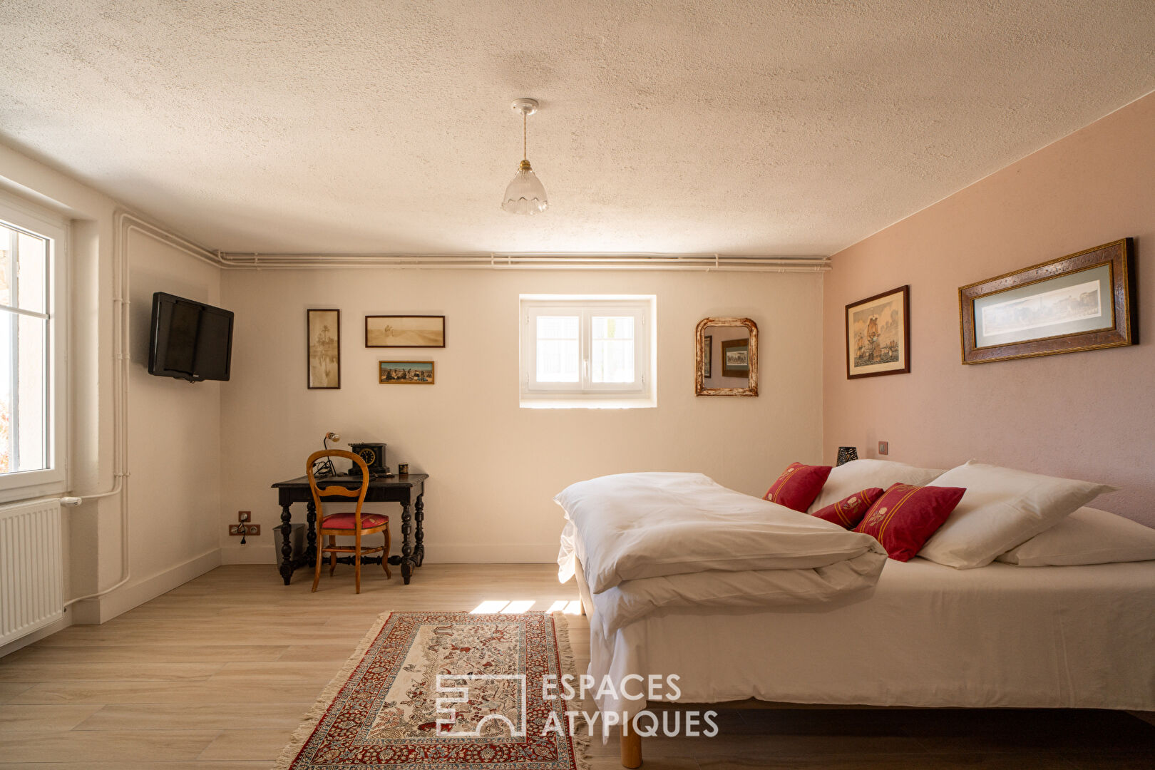 An atypical property between tradition and modernity