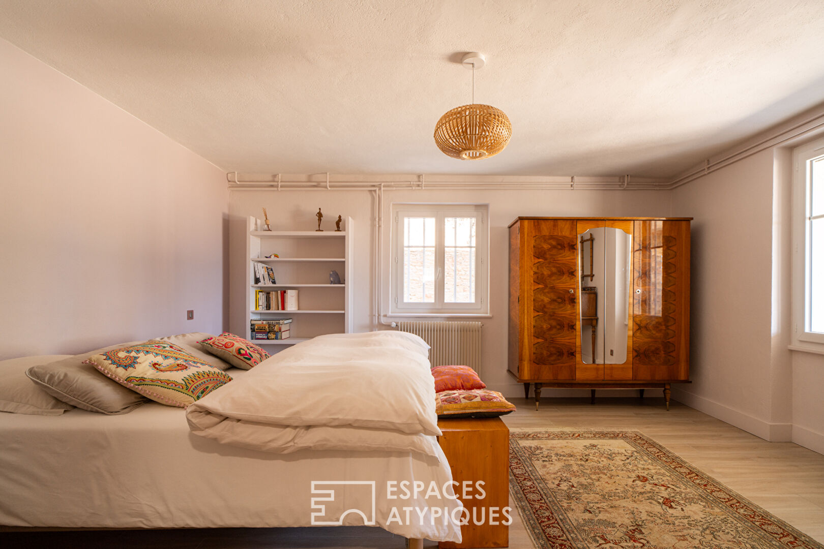 An atypical property between tradition and modernity