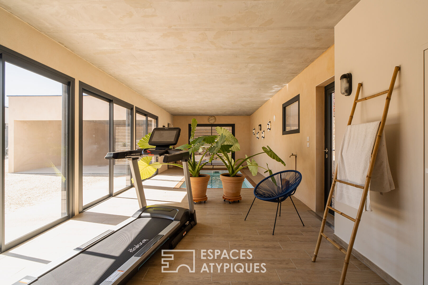 An atypical property between tradition and modernity