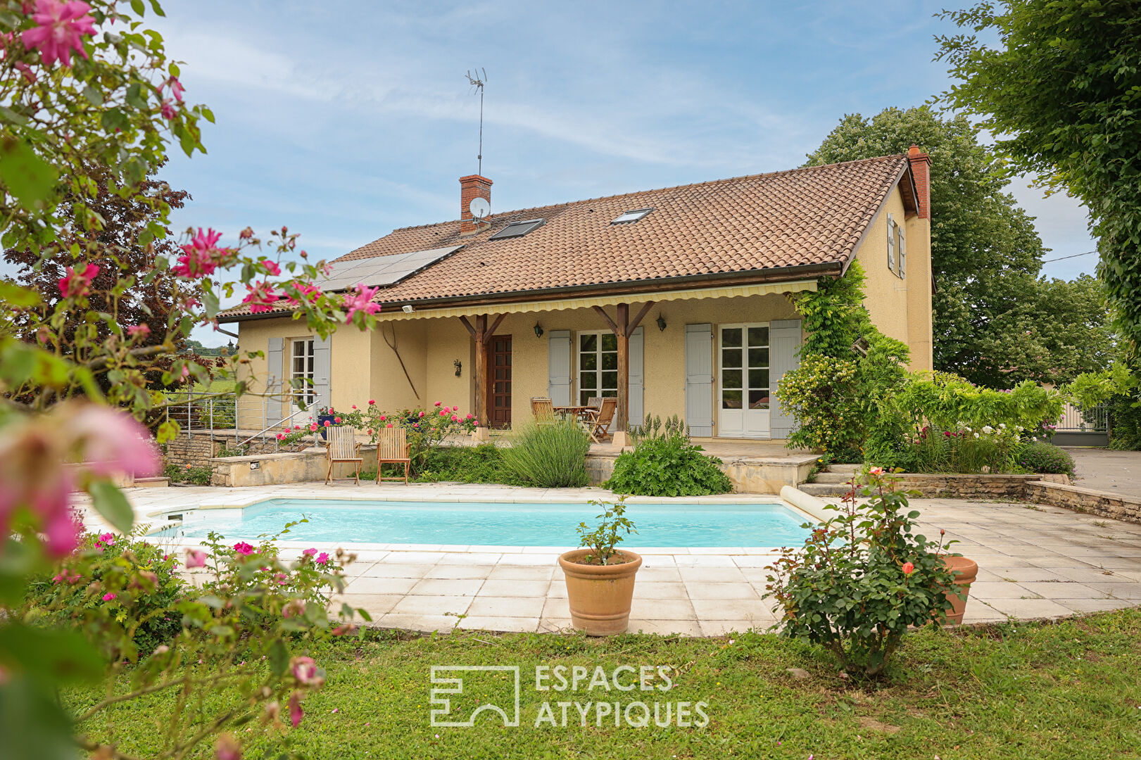 Maison familiale avec piscine et vue sur vignes