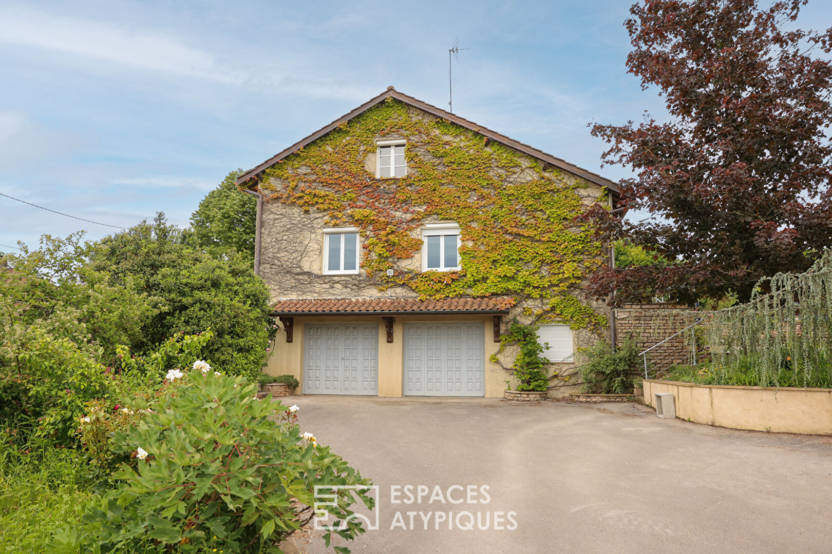 Maison familiale avec piscine et vue sur vignes