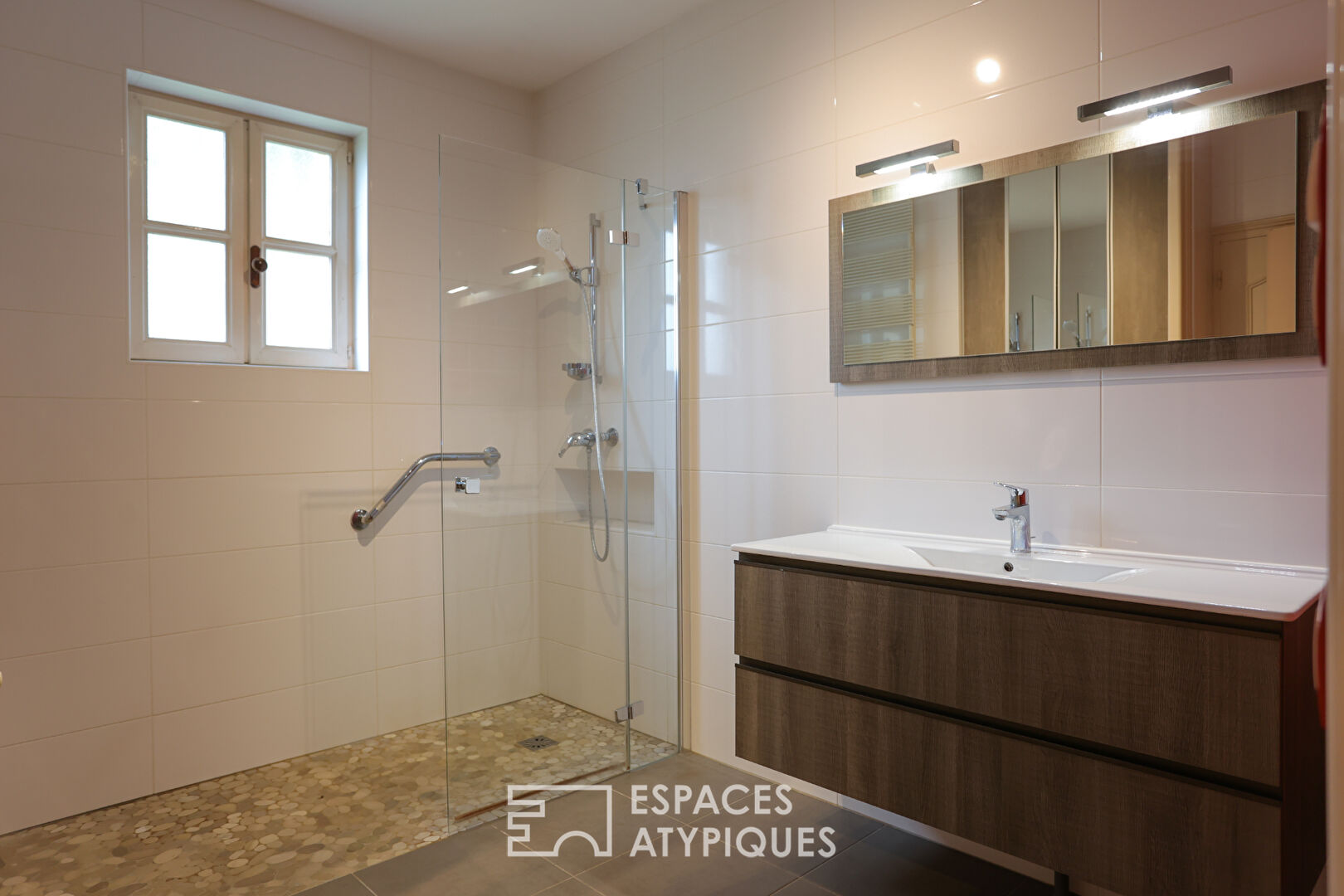 Maison familiale avec piscine et vue sur vignes
