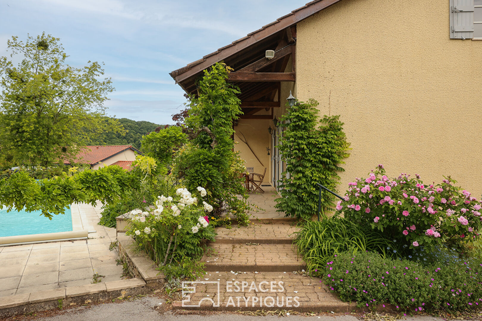 Maison familiale avec piscine et vue sur vignes