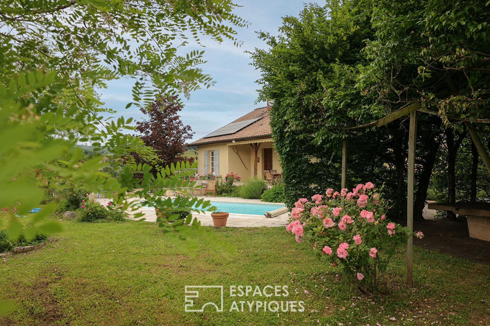 Maison familiale avec piscine et vue sur vignes
