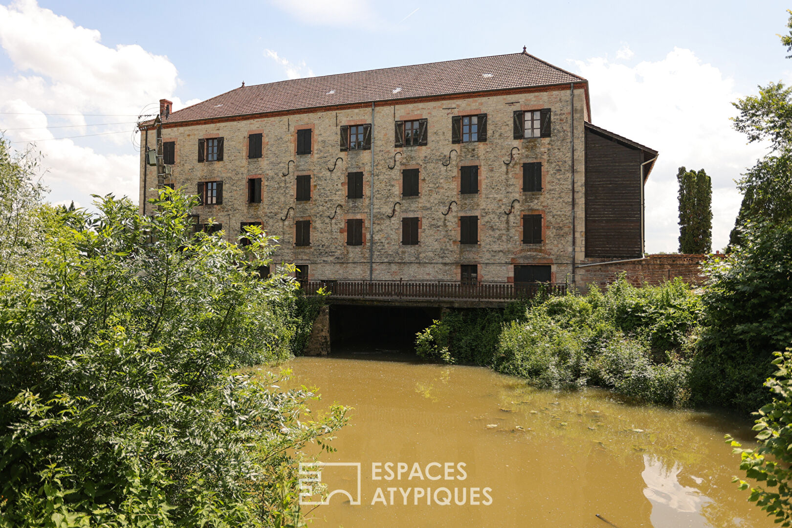 Ancien moulin en pierre en bord de Seille