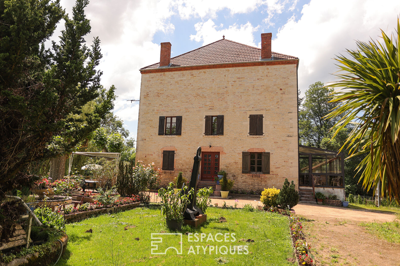 Ancien moulin en pierre en bord de Seille