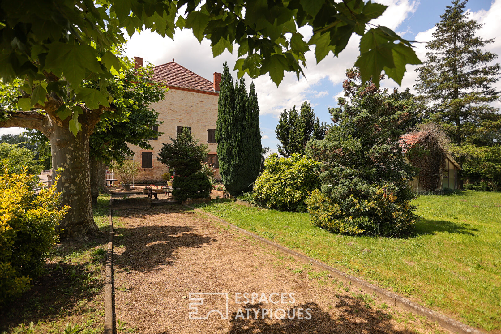 Ancien moulin en pierre en bord de Seille