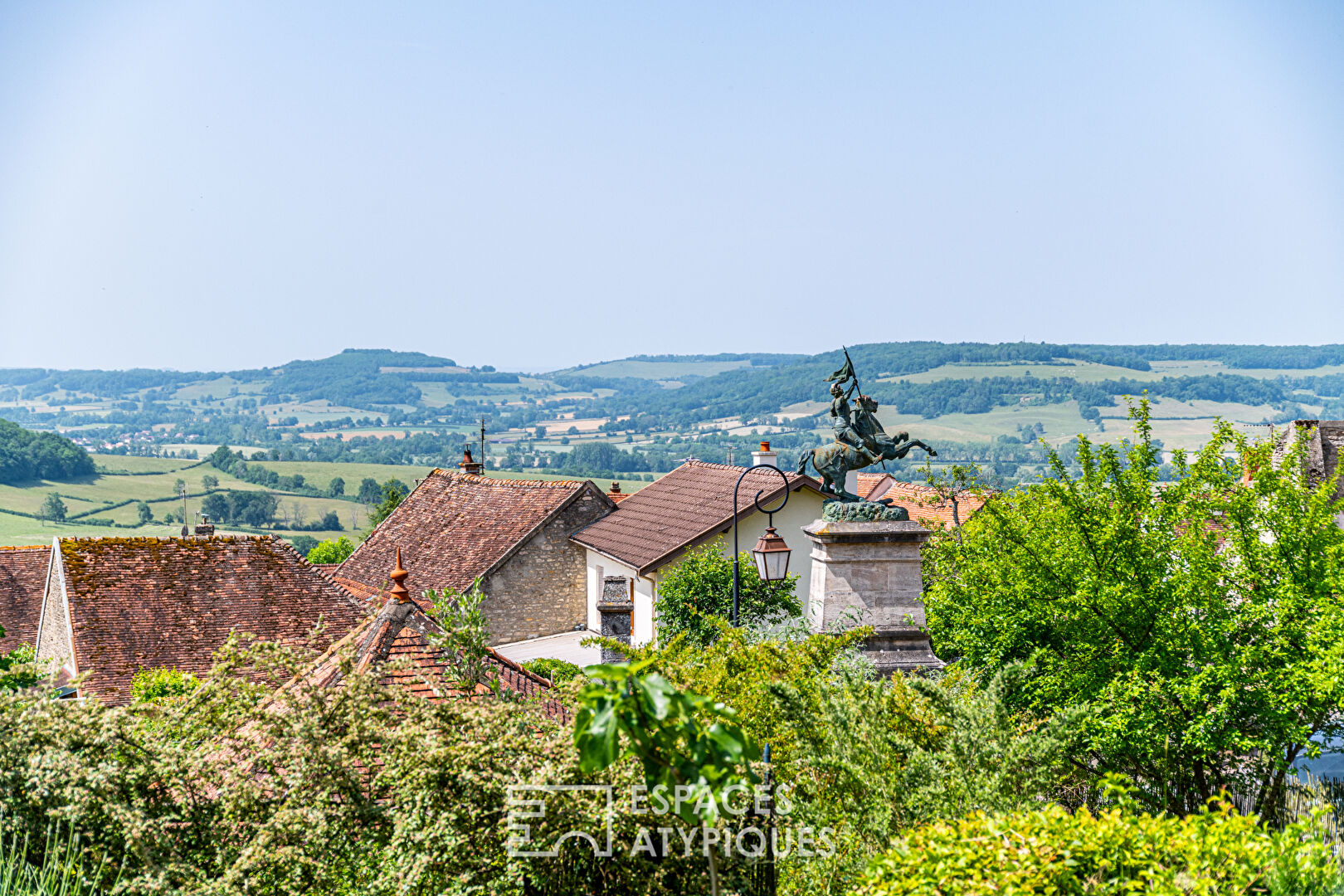Maison rénovée dans l’Auxois avec gîtes, dépendances et vue panoramique