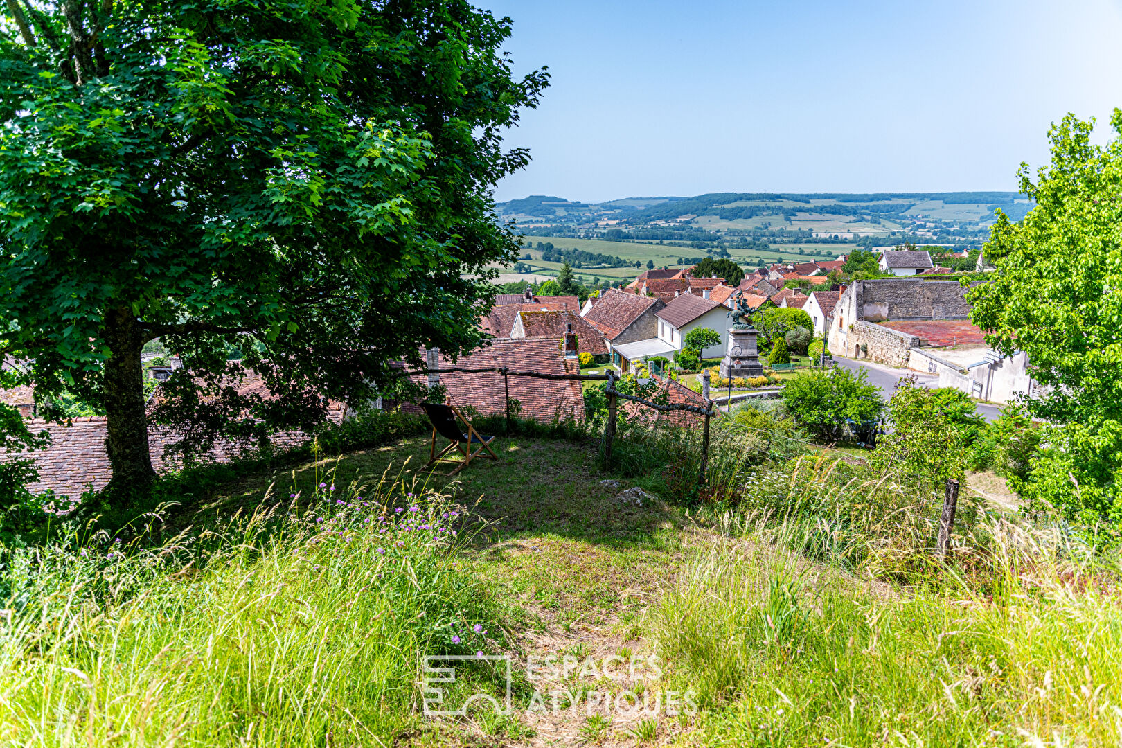 Maison rénovée dans l’Auxois avec gîtes, dépendances et vue panoramique
