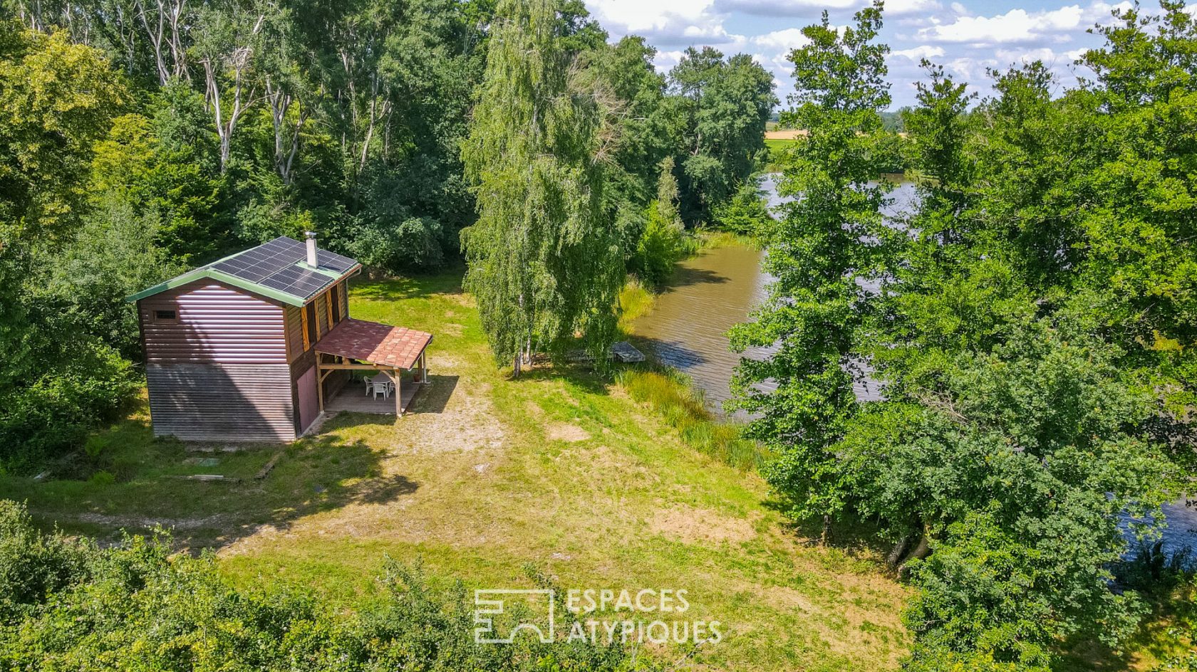 Le chalet des copains, avec étang