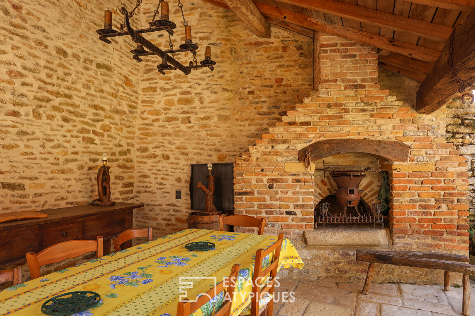 Maison en pierre avec tour et gîte indépendant