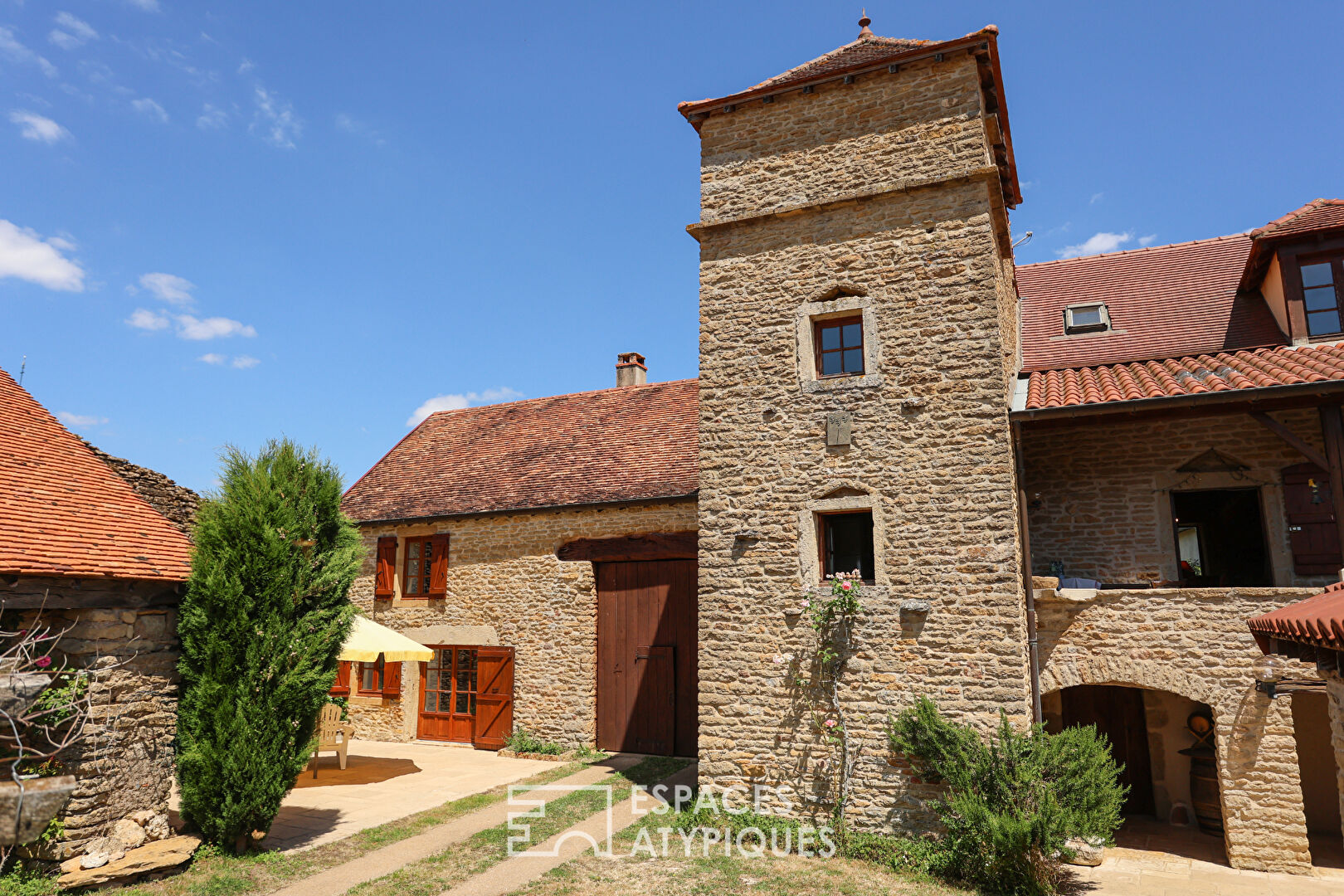 Maison en pierre avec tour et gîte indépendant