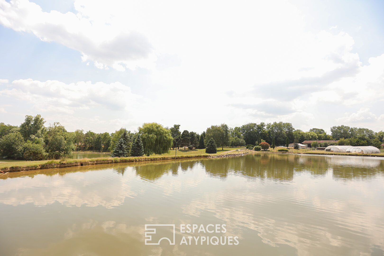Etangs de pêche dans un parc paysagé de 7 hectares