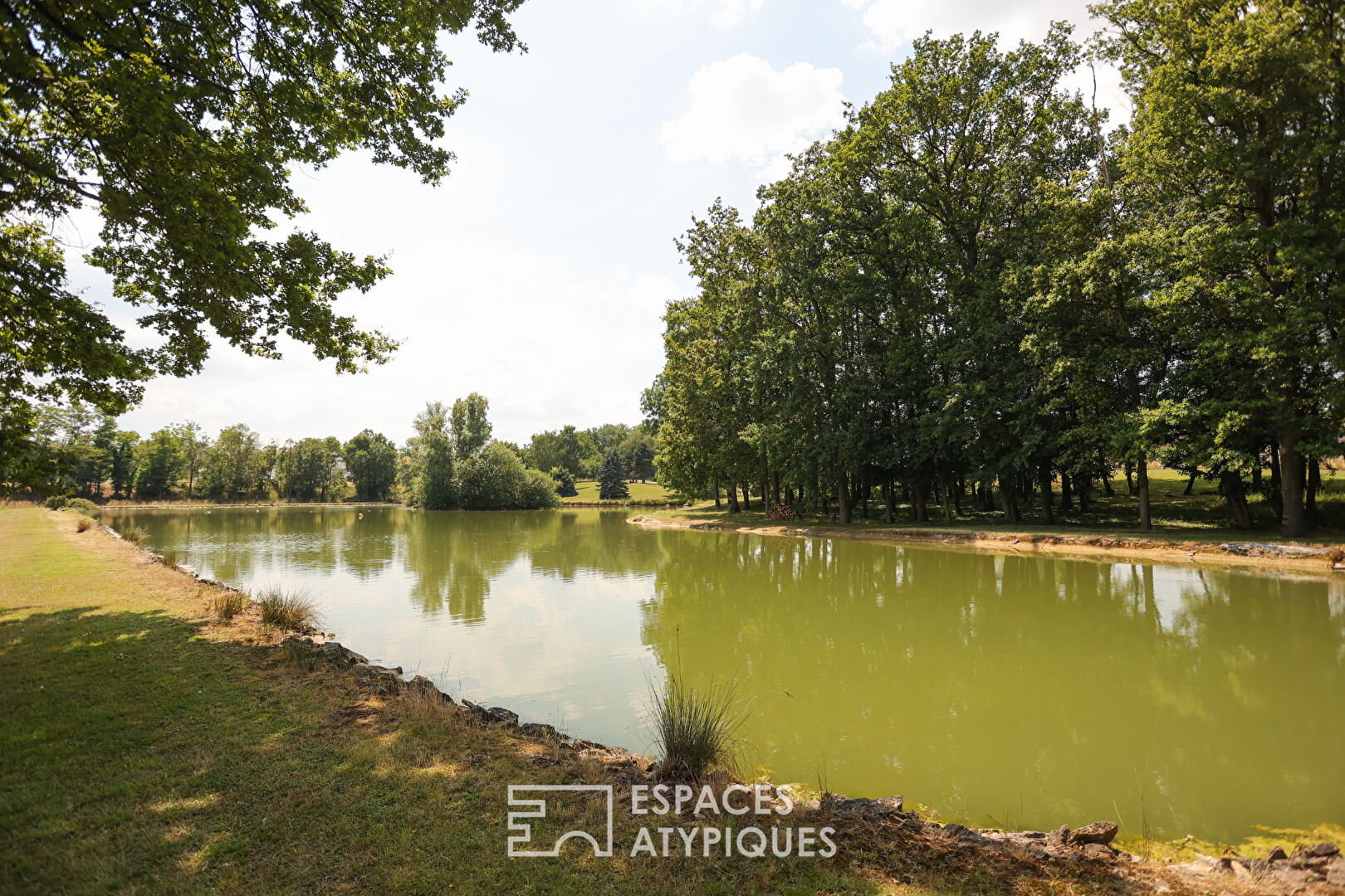 Etangs de pêche dans un parc paysagé de 7 hectares