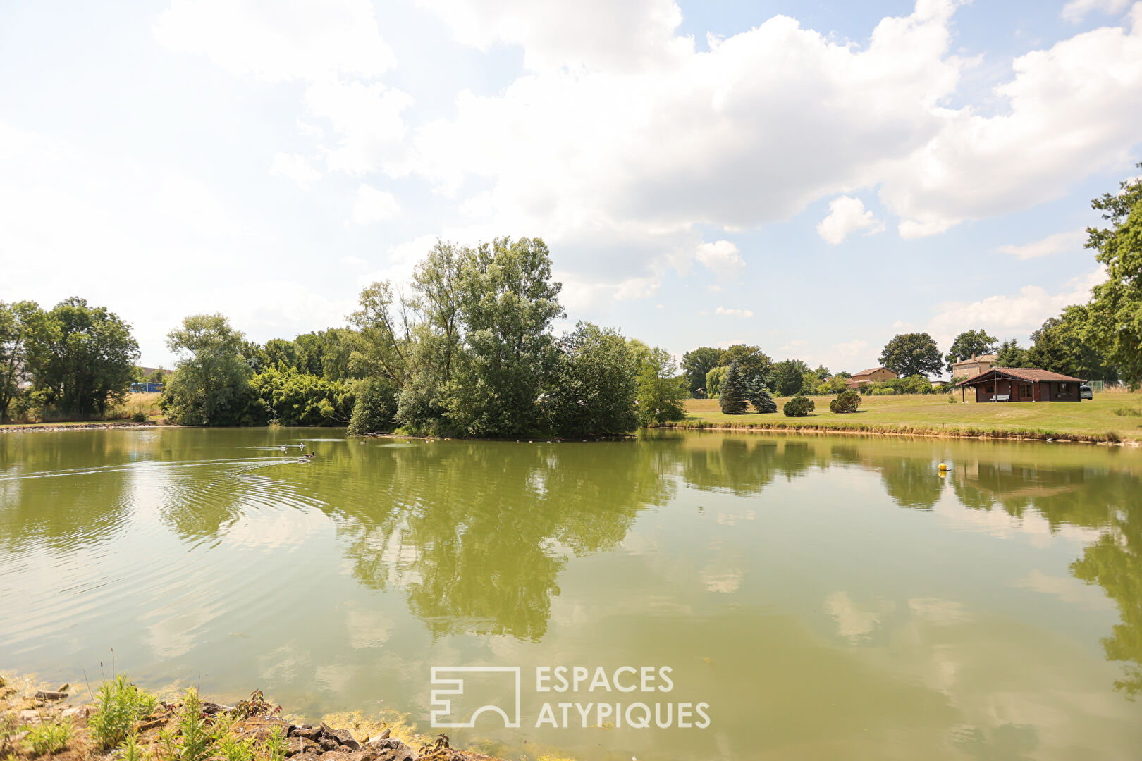 Etangs de pêche dans un parc paysagé de 7 hectares