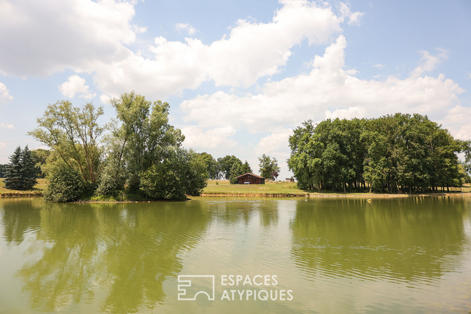 Etangs de pêche dans un parc paysagé de 7 hectares