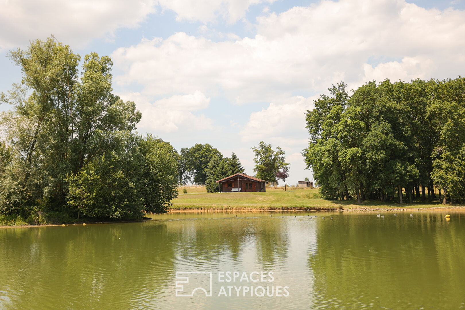 Etangs de pêche dans un parc paysagé de 7 hectares