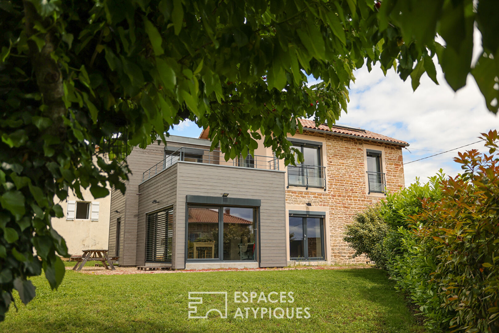 Entre vignes et Roches  une maison de pierre réinventée