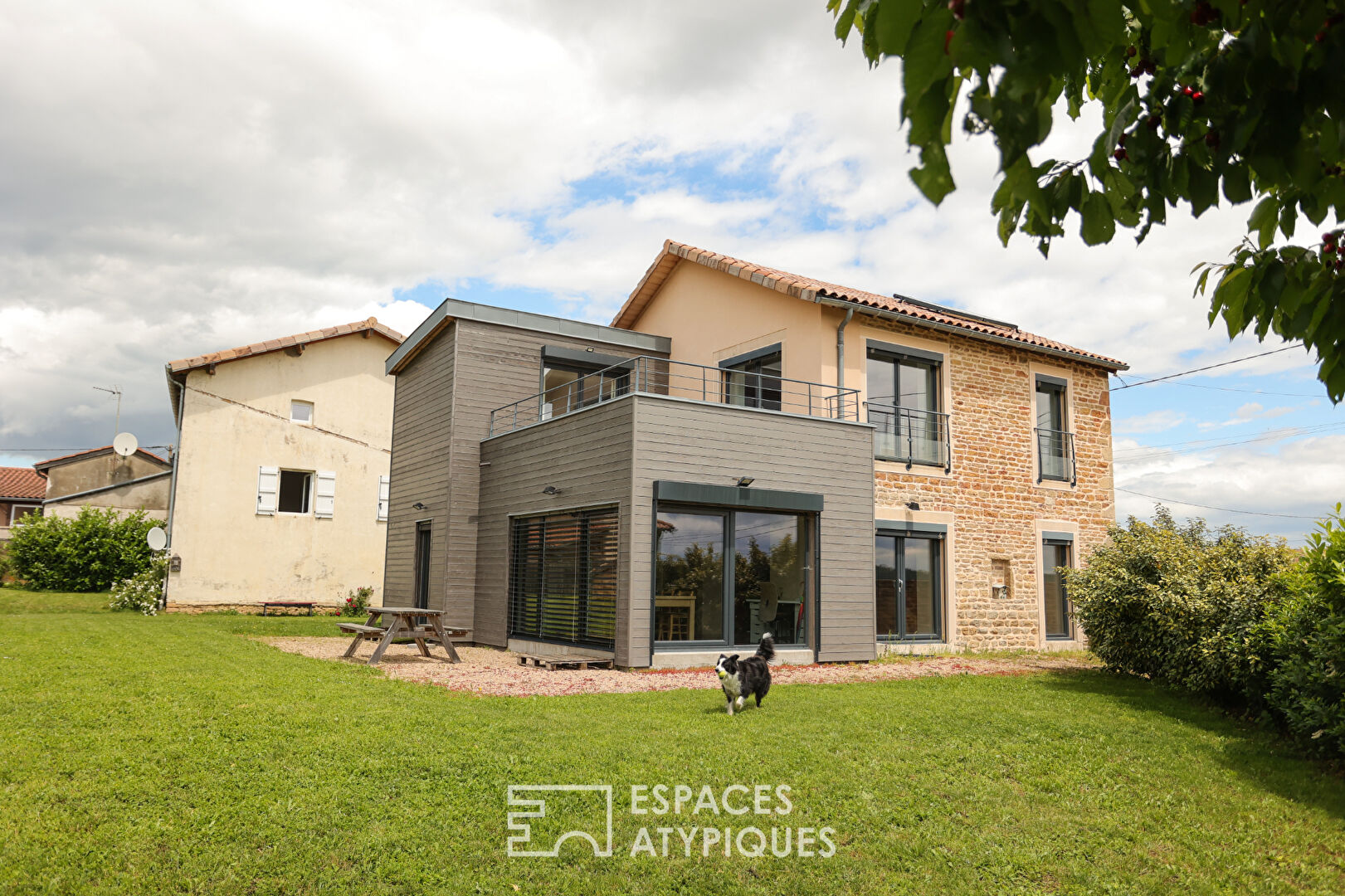 Entre vignes et Roches  une maison de pierre réinventée