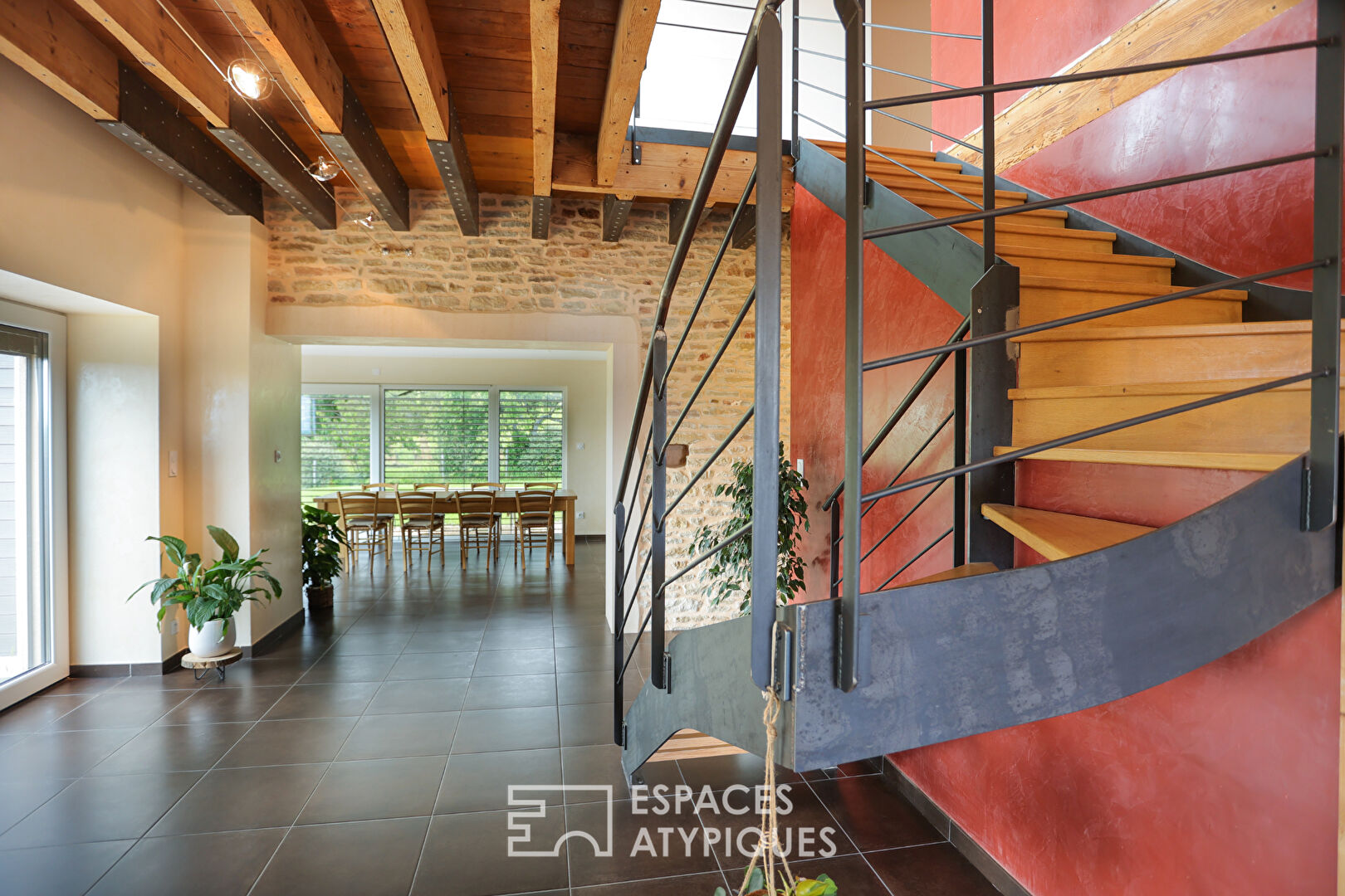 Entre vignes et Roches  une maison de pierre réinventée