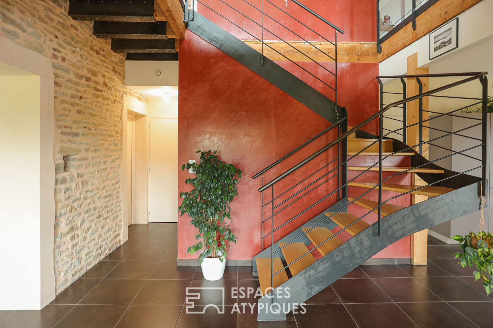 Entre vignes et Roches  une maison de pierre réinventée