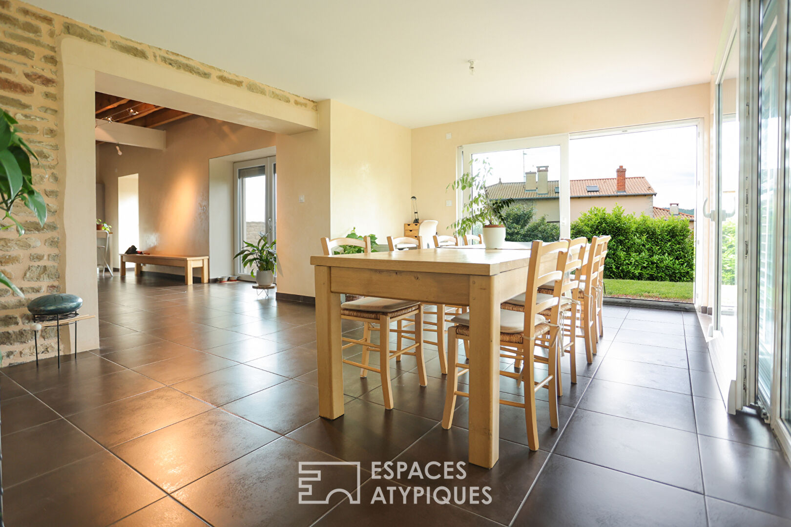 Entre vignes et Roches  une maison de pierre réinventée