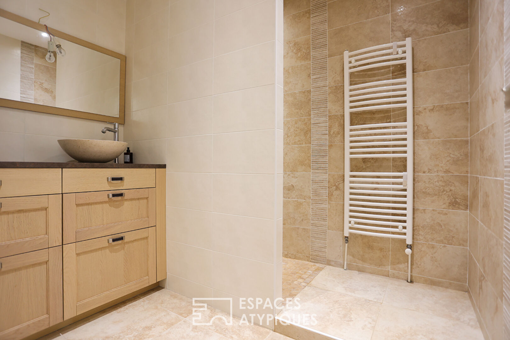 Entre vignes et Roches  une maison de pierre réinventée