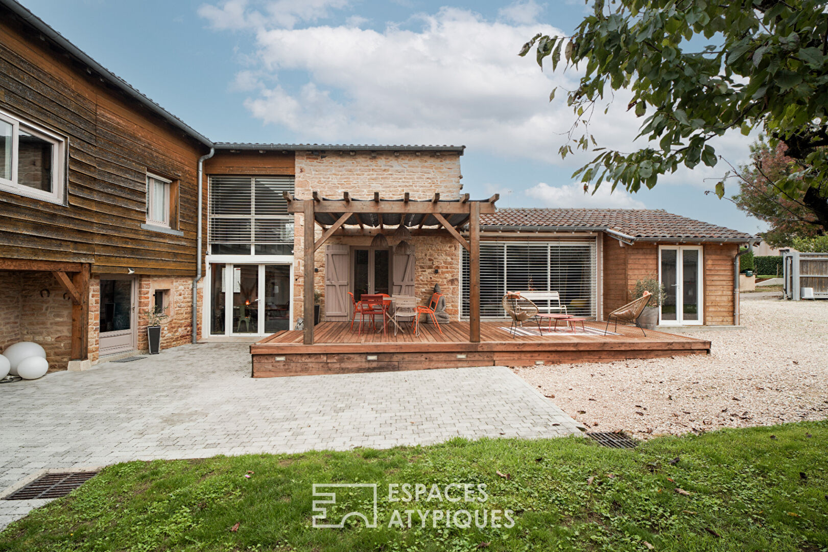 Charming house renovated between wood and stone