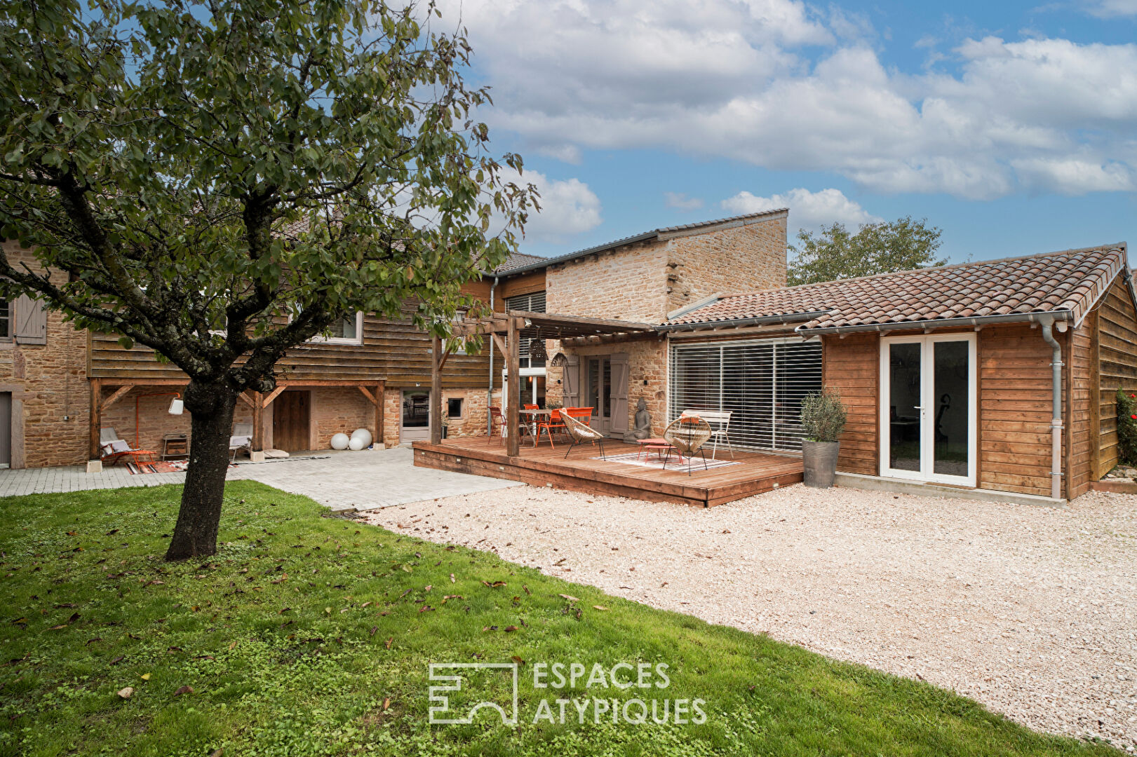 Charming house renovated between wood and stone