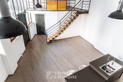 Ancien garage repensé en loft contemporain