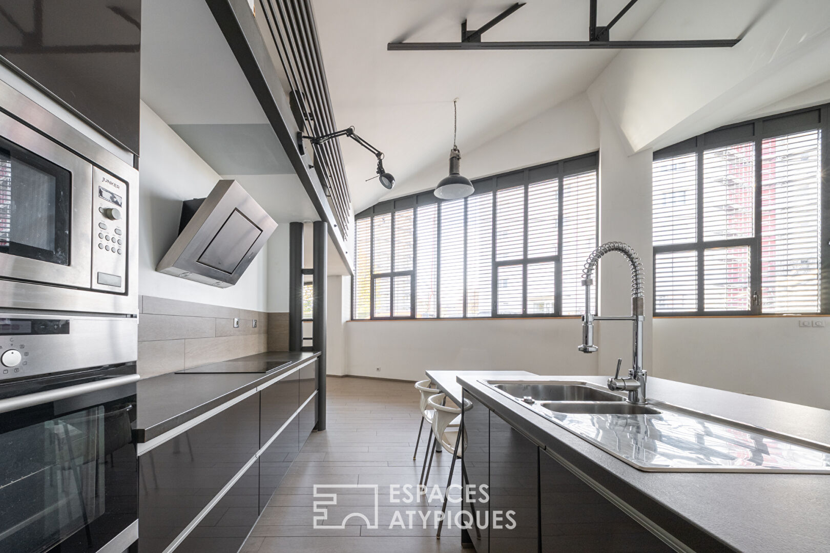 Ancien garage repensé en loft contemporain