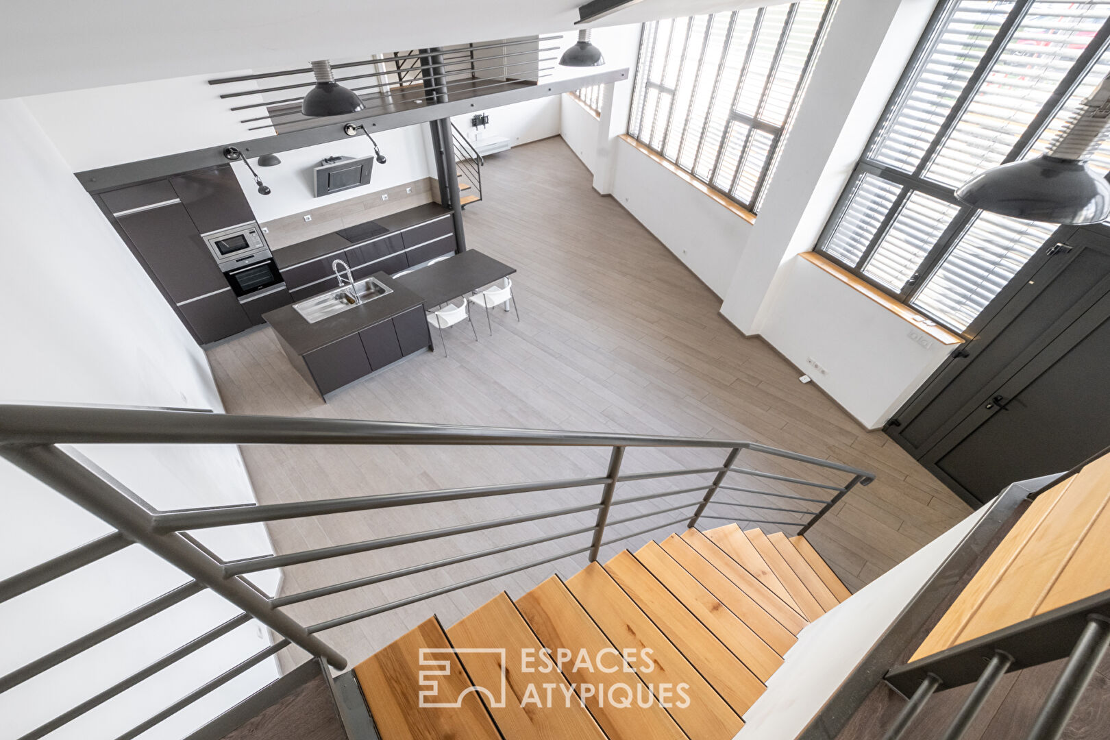 Ancien garage repensé en loft contemporain