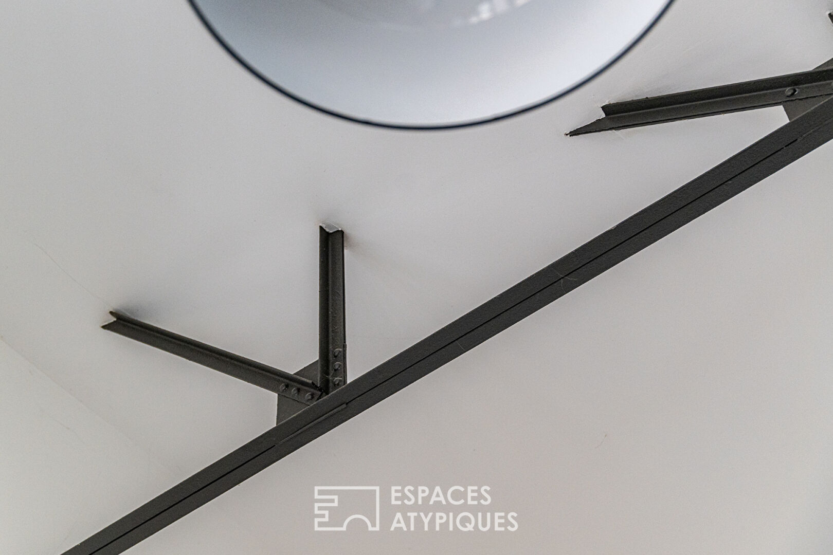 Ancien garage repensé en loft contemporain