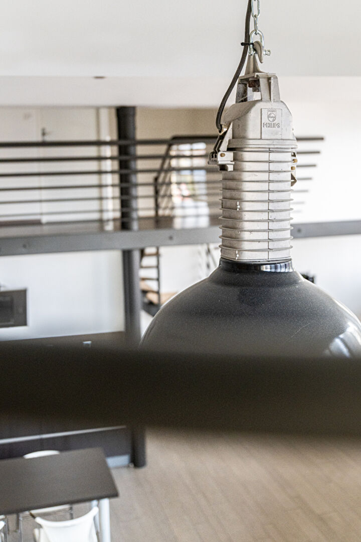 Ancien garage repensé en loft contemporain